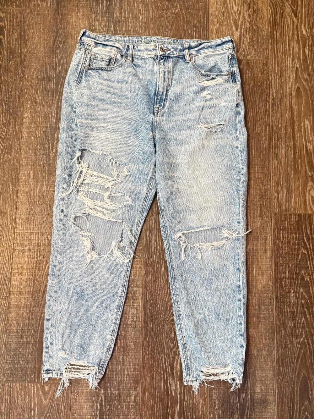 American Eagle Ripped Mom Jeans – Size 16